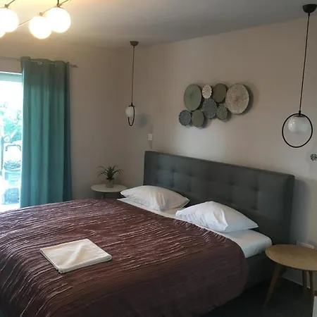 Balkon Apartmanhaz Panzio Couette-café 3*