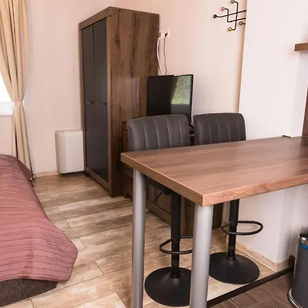 Balkon Apartmanhaz Panzio Bed & Breakfast