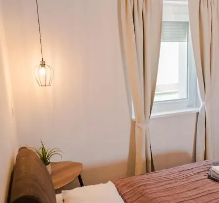 Balkon Apartmanhaz Panzio Balatonfured
