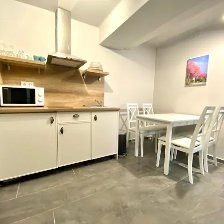 Balkon Apartmanhaz Panzio Bed and Breakfast