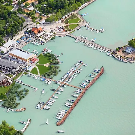 Balkon Apartmanhaz Panzio * Balatonfured