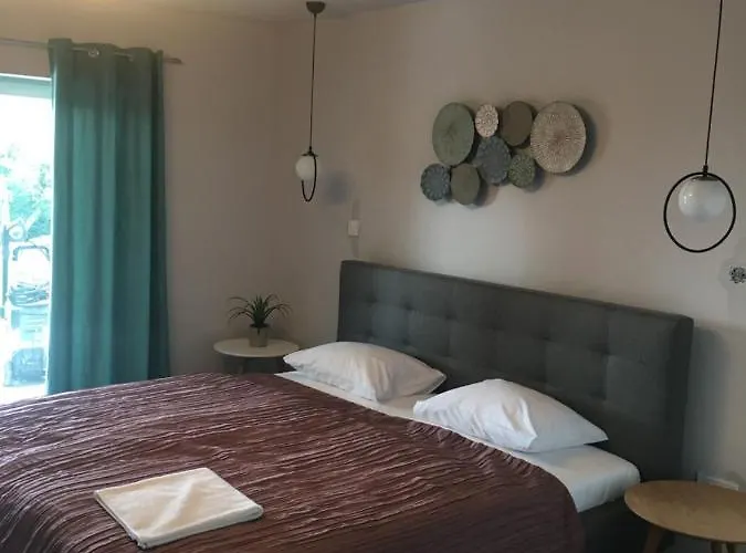 Balkon Apartmanhaz Panzio Couette-café 3*